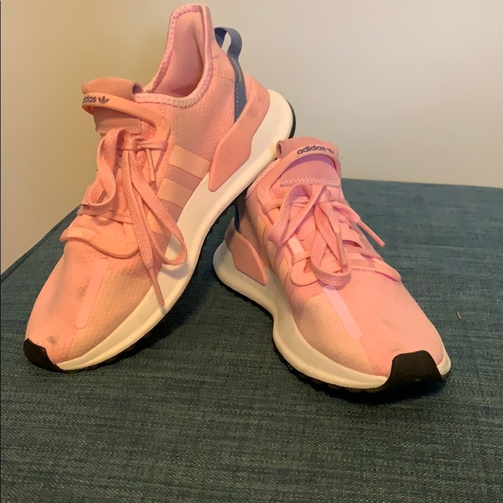 Adidas pink tennis shoes